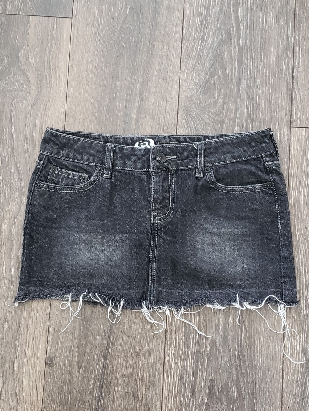 Billabong Black Washed Denim Micro Mini Skirt Frayed Hem Low Rise Womens Size 3